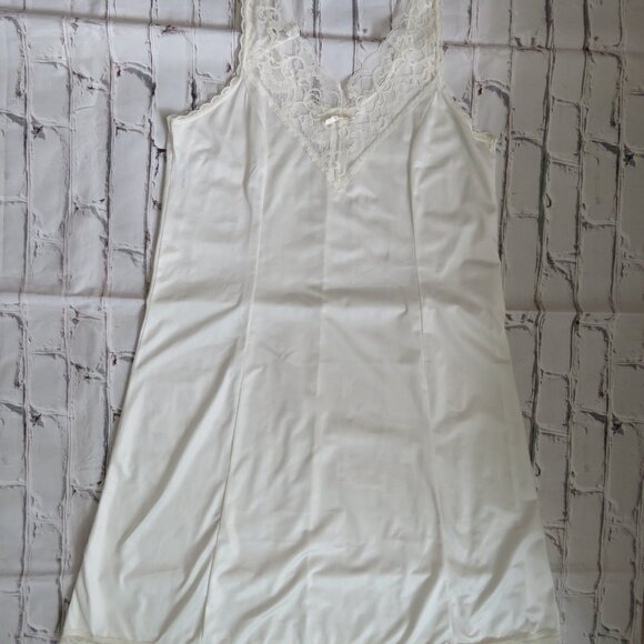 Vintage Off White/Cream Full Slip With Wide Lace V Neck, Size 38 - Picture 5 of 8